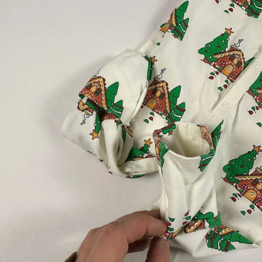 Monica + Andy Gingerbread House Christmas Holiday Footed Pajamas Sz 0-3 mo